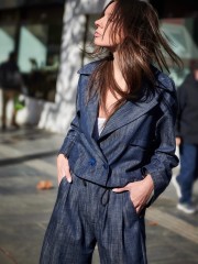 Blue Jean jacket σε τετράγωνη γραμμή, κρουαζέ  κλείσιμο με κουμπιά , μπροστινές τσέπες και ρυθμιζόμενο εσωτερικά λάστιχο στο τελείωμα innocent