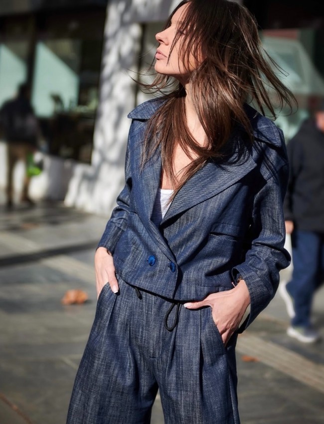 Blue Jean jacket σε τετράγωνη γραμμή, κρουαζέ  κλείσιμο με κουμπιά , μπροστινές τσέπες και ρυθμιζόμενο εσωτερικά λάστιχο στο τελείωμα innocent