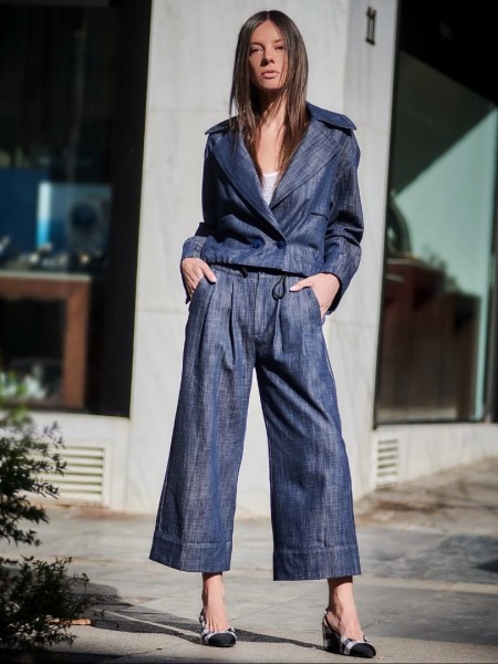 Blue Jean ψηλόμεση cropped παντελόνα με μπροστινές πιέτες, πλαϊνές τσέπες, λάστιχο πίσω στη μέση και κλείσιμο με κρυφό φερμουάρ και κουμπί μπροστά innocent