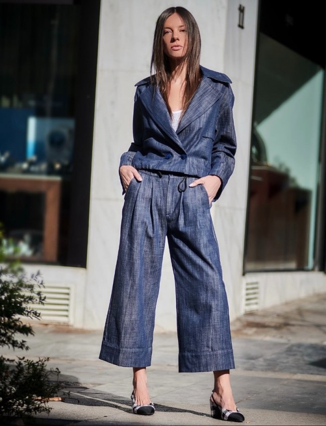 Blue Jean ψηλόμεση cropped παντελόνα με μπροστινές πιέτες, πλαϊνές τσέπες, λάστιχο πίσω στη μέση και κλείσιμο με κρυφό φερμουάρ και κουμπί μπροστά innocent
