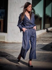 Blue Jean ψηλόμεση cropped παντελόνα με μπροστινές πιέτες, πλαϊνές τσέπες, λάστιχο πίσω στη μέση και κλείσιμο με κρυφό φερμουάρ και κουμπί μπροστά innocent