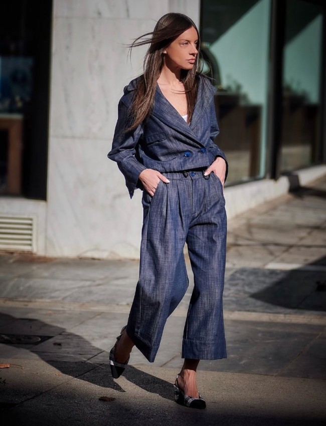 Blue Jean ψηλόμεση cropped παντελόνα με μπροστινές πιέτες, πλαϊνές τσέπες, λάστιχο πίσω στη μέση και κλείσιμο με κρυφό φερμουάρ και κουμπί μπροστά innocent