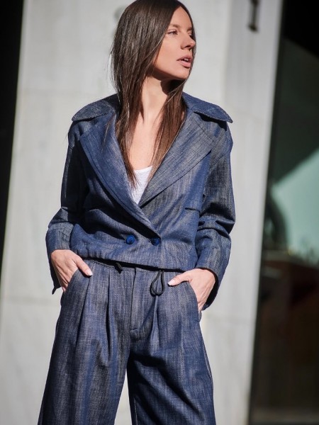 Blue Jean jacket σε τετράγωνη γραμμή, κρουαζέ  κλείσιμο με κουμπιά , μπροστινές τσέπες και ρυθμιζόμενο εσωτερικά λάστιχο στο τελείωμα innocent