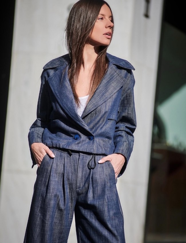 Blue Jean jacket σε τετράγωνη γραμμή, κρουαζέ  κλείσιμο με κουμπιά , μπροστινές τσέπες και ρυθμιζόμενο εσωτερικά λάστιχο στο τελείωμα innocent