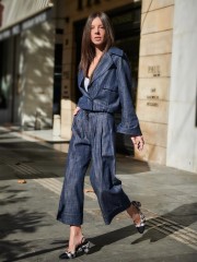 Blue Jean ψηλόμεση cropped παντελόνα με μπροστινές πιέτες, πλαϊνές τσέπες, λάστιχο πίσω στη μέση και κλείσιμο με κρυφό φερμουάρ και κουμπί μπροστά innocent