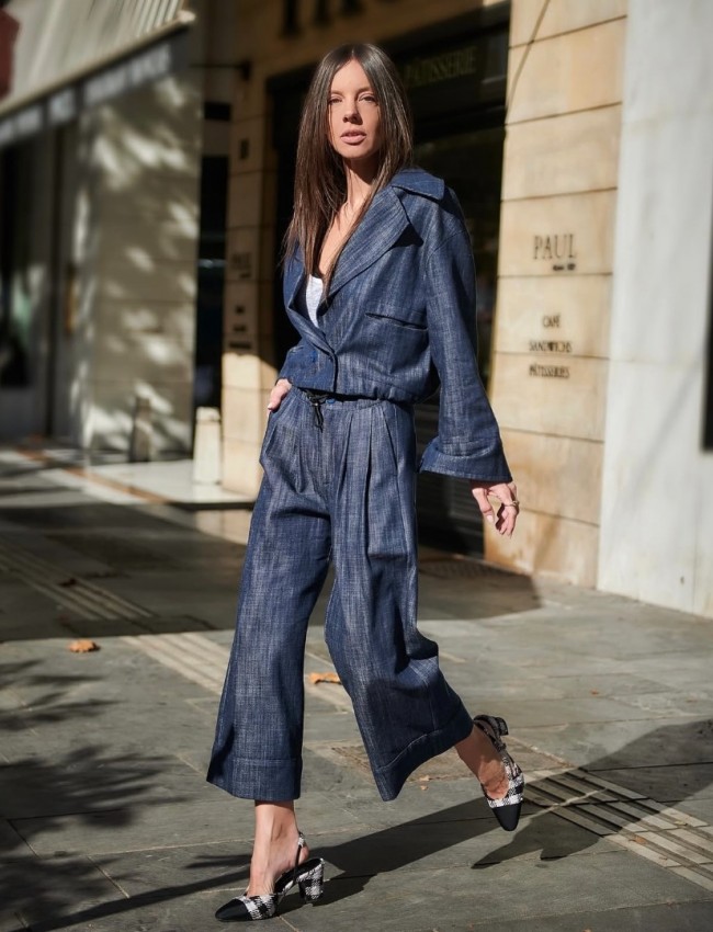 Blue Jean ψηλόμεση cropped παντελόνα με μπροστινές πιέτες, πλαϊνές τσέπες, λάστιχο πίσω στη μέση και κλείσιμο με κρυφό φερμουάρ και κουμπί μπροστά innocent