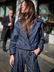Blue Jean jacket σε τετράγωνη γραμμή, κρουαζέ  κλείσιμο με κουμπιά , μπροστινές τσέπες και ρυθμιζόμενο εσωτερικά λάστιχο στο τελείωμα innocent