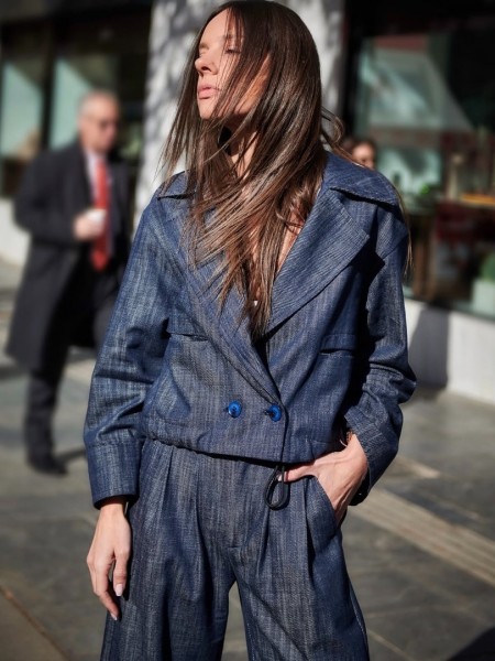Blue Jean jacket σε τετράγωνη γραμμή, κρουαζέ  κλείσιμο με κουμπιά , μπροστινές τσέπες και ρυθμιζόμενο εσωτερικά λάστιχο στο τελείωμα innocent