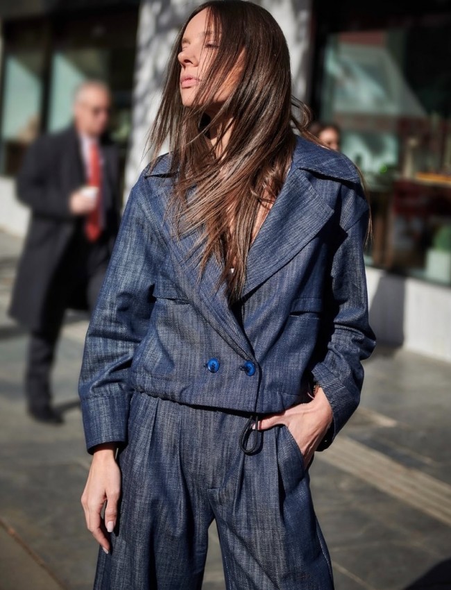 Blue Jean jacket σε τετράγωνη γραμμή, κρουαζέ  κλείσιμο με κουμπιά , μπροστινές τσέπες και ρυθμιζόμενο εσωτερικά λάστιχο στο τελείωμα innocent