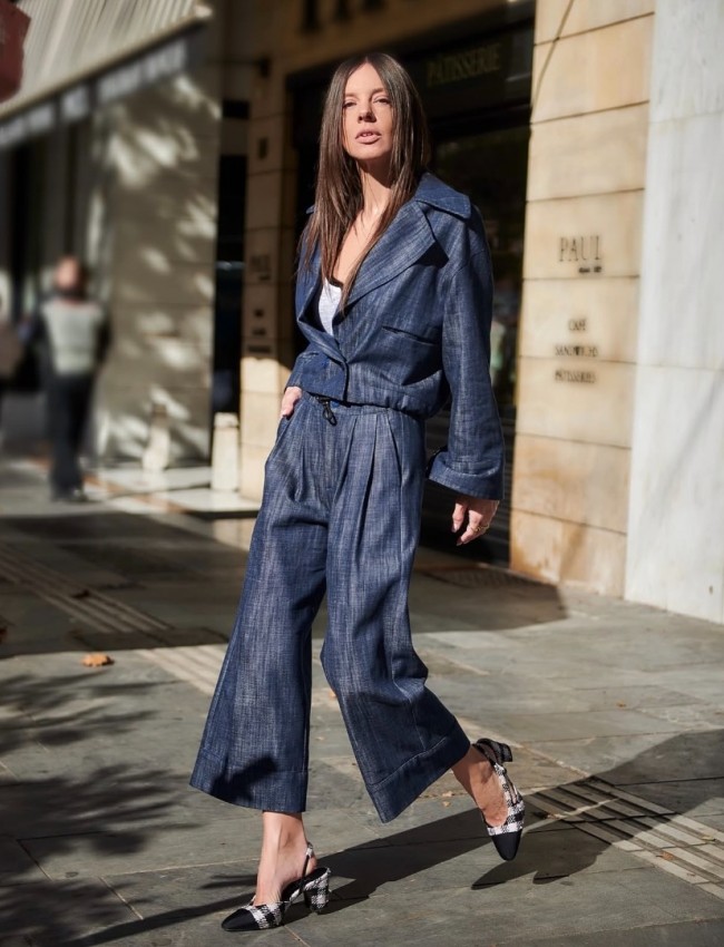 Blue Jean ψηλόμεση cropped παντελόνα με μπροστινές πιέτες, πλαϊνές τσέπες, λάστιχο πίσω στη μέση και κλείσιμο με κρυφό φερμουάρ και κουμπί μπροστά innocent