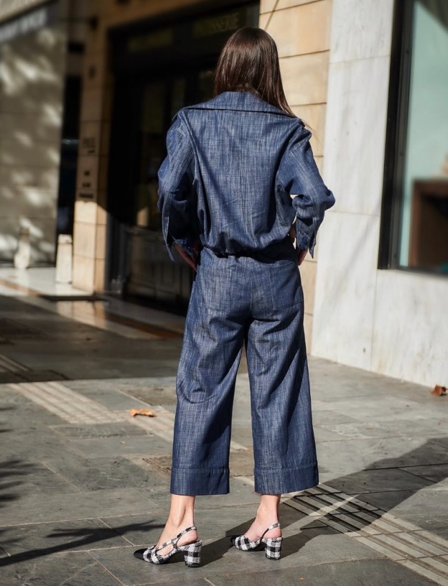 Blue Jean jacket σε τετράγωνη γραμμή, κρουαζέ  κλείσιμο με κουμπιά , μπροστινές τσέπες και ρυθμιζόμενο εσωτερικά λάστιχο στο τελείωμα innocent