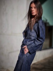 Blue Jean jacket σε τετράγωνη γραμμή, κρουαζέ  κλείσιμο με κουμπιά , μπροστινές τσέπες και ρυθμιζόμενο εσωτερικά λάστιχο στο τελείωμα innocent