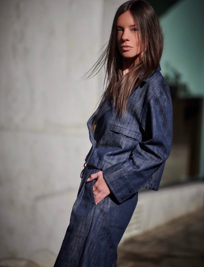 Blue Jean jacket σε τετράγωνη γραμμή, κρουαζέ  κλείσιμο με κουμπιά , μπροστινές τσέπες και ρυθμιζόμενο εσωτερικά λάστιχο στο τελείωμα innocent