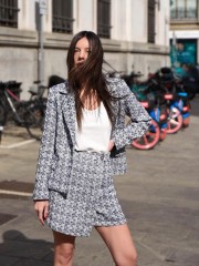 Μπλε tweed ψηλόμεσο κοντό σορτς, σε Α-γραμμή,  με ύφασμα μπροστά που επανωτίζει και κλείσιμο με κρυφό φερμουάρ στο πλάι Innocent 