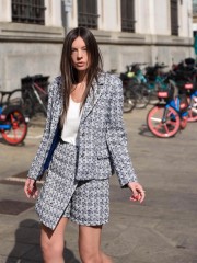 Μπλε tweed ψηλόμεσο κοντό σορτς, σε Α-γραμμή,  με ύφασμα μπροστά που επανωτίζει και κλείσιμο με κρυφό φερμουάρ στο πλάι Innocent 