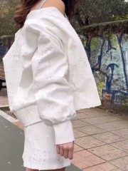 Λευκό jean jacket-bomber, με ιδιαίτερη επεξεργασία φθορές, μάο λαιμόκοψη, μπροστινές τσέπες και φουσκωτό τελείωμα στα μανίκια Innocent 