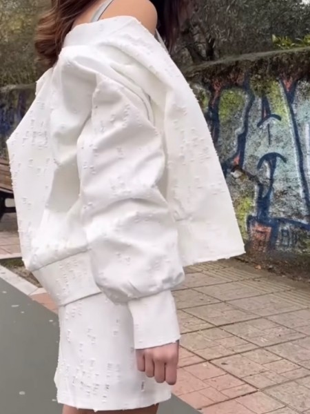 Λευκό jean jacket-bomber, με ιδιαίτερη επεξεργασία φθορές, μάο λαιμόκοψη, μπροστινές τσέπες και φουσκωτό τελείωμα στα μανίκια Innocent 