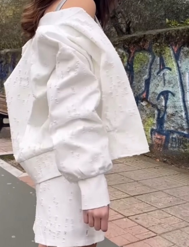 Λευκό jean jacket-bomber, με ιδιαίτερη επεξεργασία φθορές, μάο λαιμόκοψη, μπροστινές τσέπες και φουσκωτό τελείωμα στα μανίκια Innocent 