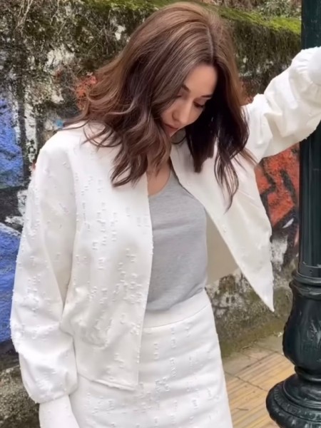 Λευκό jean jacket-bomber, με ιδιαίτερη επεξεργασία φθορές, μάο λαιμόκοψη, μπροστινές τσέπες και φουσκωτό τελείωμα στα μανίκια Innocent 