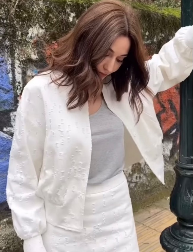 Λευκό jean jacket-bomber, με ιδιαίτερη επεξεργασία φθορές, μάο λαιμόκοψη, μπροστινές τσέπες και φουσκωτό τελείωμα στα μανίκια Innocent 