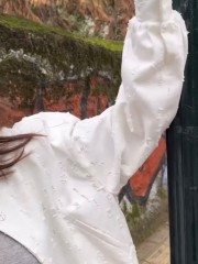 Λευκό jean jacket-bomber, με ιδιαίτερη επεξεργασία φθορές, μάο λαιμόκοψη, μπροστινές τσέπες και φουσκωτό τελείωμα στα μανίκια Innocent 