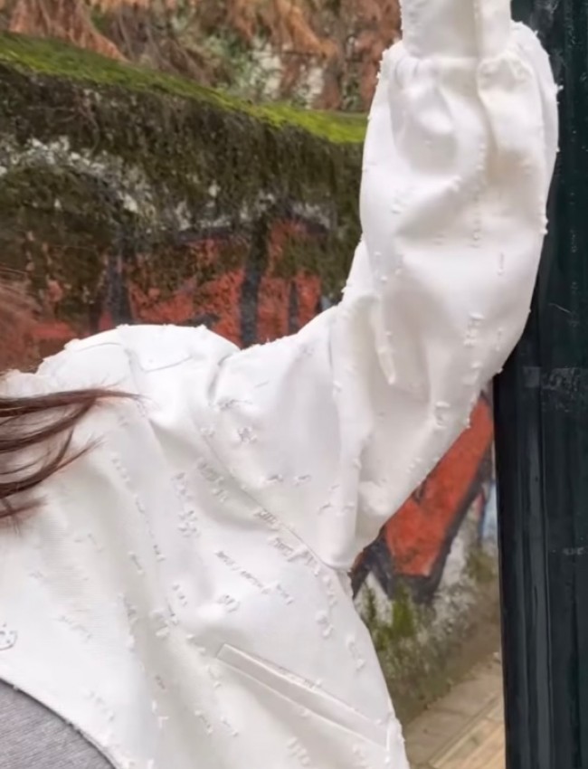 Λευκό jean jacket-bomber, με ιδιαίτερη επεξεργασία φθορές, μάο λαιμόκοψη, μπροστινές τσέπες και φουσκωτό τελείωμα στα μανίκια Innocent 