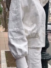 Λευκό jean jacket-bomber, με ιδιαίτερη επεξεργασία φθορές, μάο λαιμόκοψη, μπροστινές τσέπες και φουσκωτό τελείωμα στα μανίκια Innocent 
