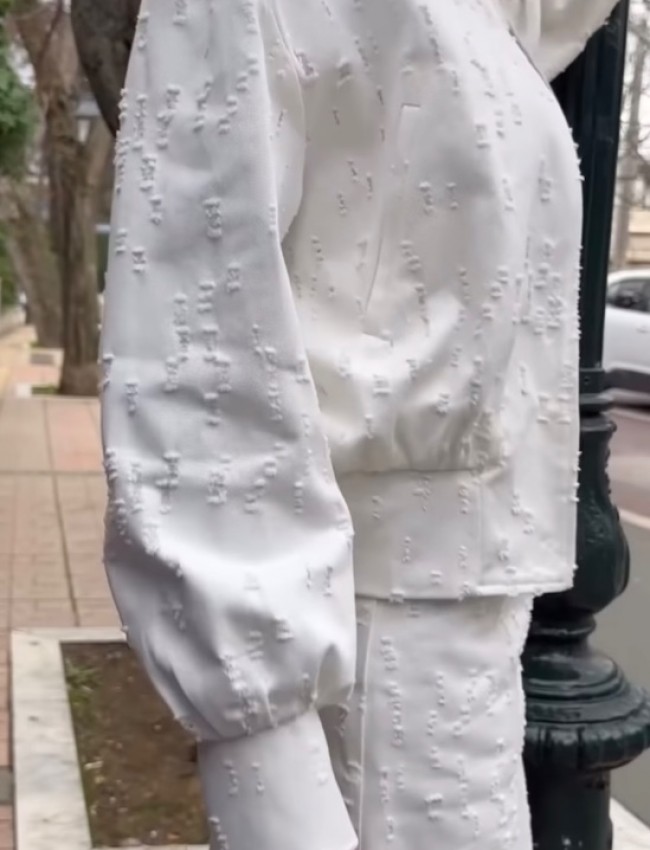 Λευκό jean jacket-bomber, με ιδιαίτερη επεξεργασία φθορές, μάο λαιμόκοψη, μπροστινές τσέπες και φουσκωτό τελείωμα στα μανίκια Innocent 
