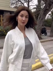 Λευκό jean jacket-bomber, με ιδιαίτερη επεξεργασία φθορές, μάο λαιμόκοψη, μπροστινές τσέπες και φουσκωτό τελείωμα στα μανίκια Innocent 