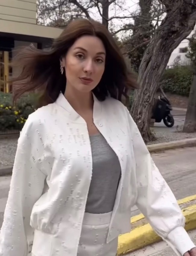 Λευκό jean jacket-bomber, με ιδιαίτερη επεξεργασία φθορές, μάο λαιμόκοψη, μπροστινές τσέπες και φουσκωτό τελείωμα στα μανίκια Innocent 