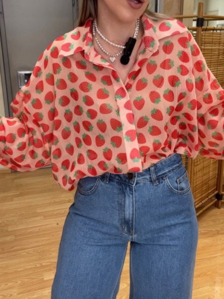 Εμπριμέ κοραλί ημιδιάφανο oversized μακρυμάνικο πουκάμισο με τύπωμα φράουλες, ρεγκλάν μανικοκόλληση, κουφόπιετα στην πλάτη και κρυφό κλείσιμο με κουμπιά μπροστά innocent 