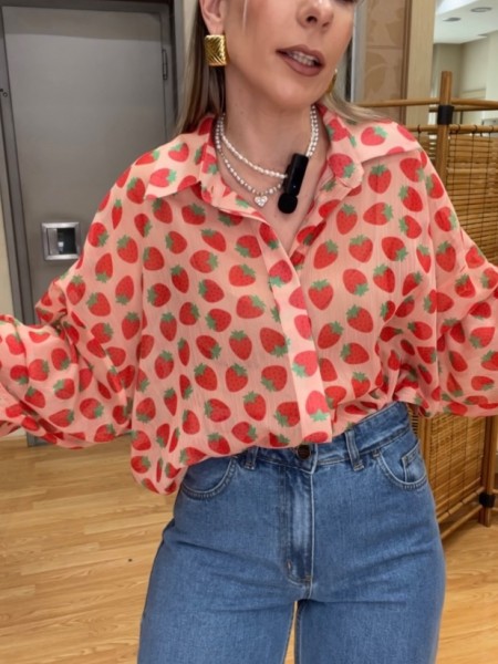 Εμπριμέ κοραλί ημιδιάφανο oversized μακρυμάνικο πουκάμισο με τύπωμα φράουλες, ρεγκλάν μανικοκόλληση, κουφόπιετα στην πλάτη και κρυφό κλείσιμο με κουμπιά μπροστά innocent 