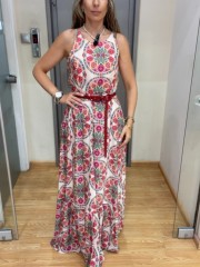 Floral printed φούξια αμάνικο maxi φόρεμα σε χαλαρή γραμμή, σταθερή μέση, βολάν στο τελείωμα, halter λαιμόκοψη με παρτούς ώμους και κλείσιμο με κρυφό φερμουάρ στην πλάτη innocent 