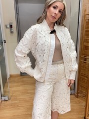 Εκρού δαντελένιο bomber-jacket, με μάο λαιμόκοψη, φουσκωτό τελείωμα στο μανίκι και κλείσιμο με χρυσό φερμουάρ Innocent 