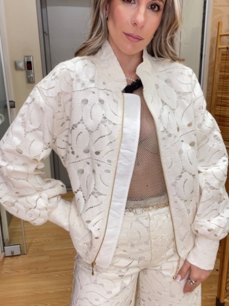 Εκρού δαντελένιο bomber-jacket, με μάο λαιμόκοψη, φουσκωτό τελείωμα στο μανίκι και κλείσιμο με χρυσό φερμουάρ Innocent 
