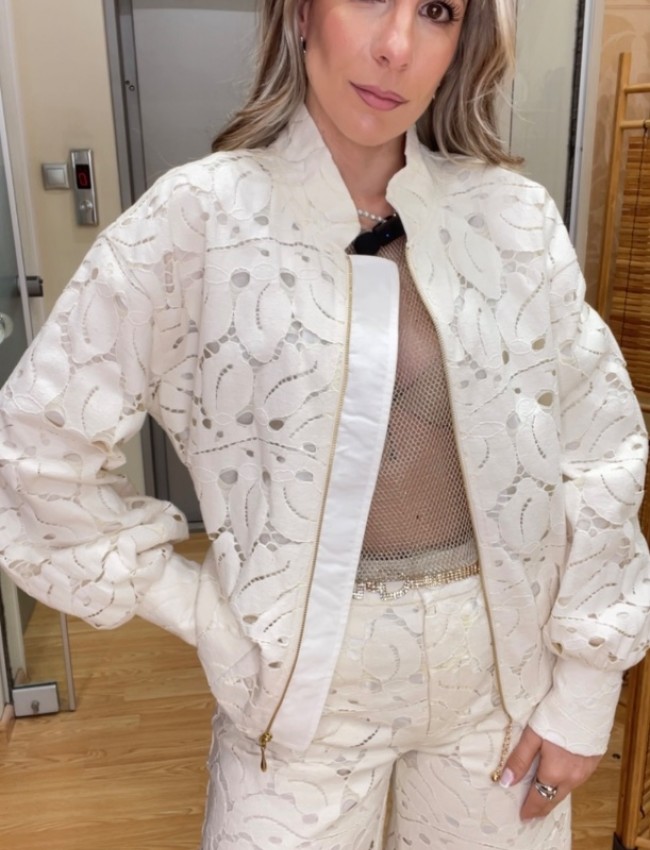 Εκρού δαντελένιο bomber-jacket, με μάο λαιμόκοψη, φουσκωτό τελείωμα στο μανίκι και κλείσιμο με χρυσό φερμουάρ Innocent 