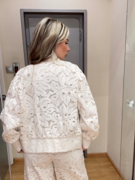 Εκρού δαντελένιο bomber-jacket, με μάο λαιμόκοψη, φουσκωτό τελείωμα στο μανίκι και κλείσιμο με χρυσό φερμουάρ Innocent 