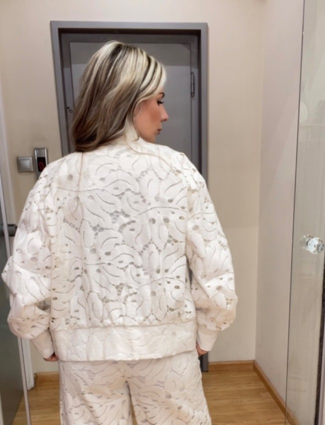 Εκρού δαντελένιο bomber-jacket, με μάο λαιμόκοψη, φουσκωτό τελείωμα στο μανίκι και κλείσιμο με χρυσό φερμουάρ Innocent 