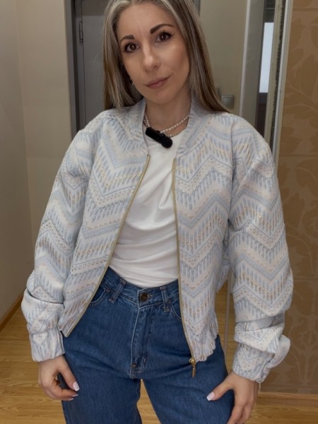 Εμπριμέ σιέλ bomber jacket σε brokar ύφανση, μάο γιακά , μπροστινές πλαγιές τσέπες και λάστιχα στις μανσέτες και στο τελειώμα innocent 