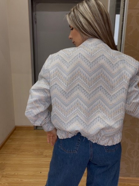 Εμπριμέ σιέλ bomber jacket σε brokar ύφανση, μάο γιακά , μπροστινές πλαγιές τσέπες και λάστιχα στις μανσέτες και στο τελειώμα innocent 