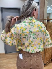 Floral printed κίτρινο πουκάμισο με τύπωμα λεμόνια, σε χαλαρή γραμμή, πλαϊνά ανοίγματα, κουφόπιετα στην πλάτη και δέσιμο με ρυθμιζόμενο κόμπο στο μπροστινό ασύμμετρο τελείωμα innocent