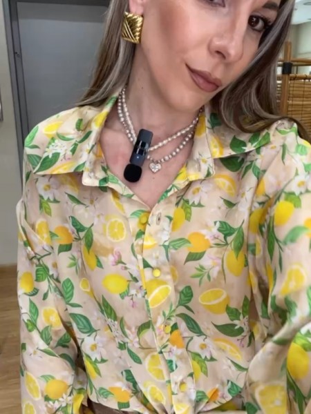 Floral printed κίτρινο πουκάμισο με τύπωμα λεμόνια, σε χαλαρή γραμμή, πλαϊνά ανοίγματα, κουφόπιετα στην πλάτη και δέσιμο με ρυθμιζόμενο κόμπο στο μπροστινό ασύμμετρο τελείωμα innocent