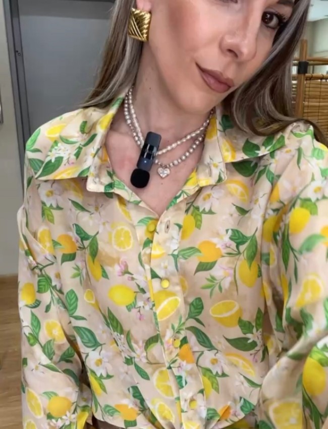 Floral printed κίτρινο πουκάμισο με τύπωμα λεμόνια, σε χαλαρή γραμμή, πλαϊνά ανοίγματα, κουφόπιετα στην πλάτη και δέσιμο με ρυθμιζόμενο κόμπο στο μπροστινό ασύμμετρο τελείωμα innocent