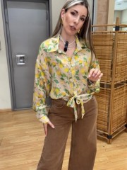 Floral printed κίτρινο πουκάμισο με τύπωμα λεμόνια, σε χαλαρή γραμμή, πλαϊνά ανοίγματα, κουφόπιετα στην πλάτη και δέσιμο με ρυθμιζόμενο κόμπο στο μπροστινό ασύμμετρο τελείωμα innocent