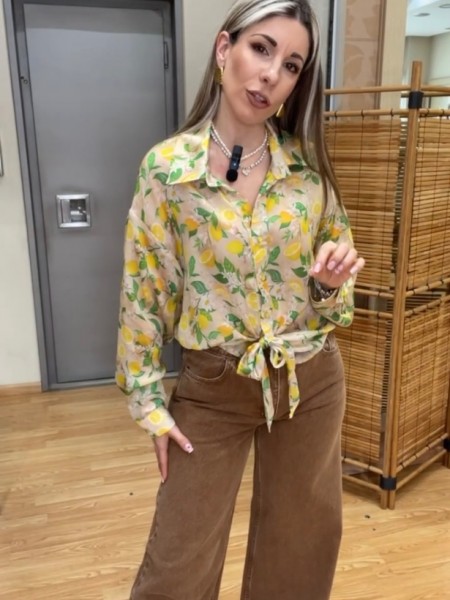 Floral printed κίτρινο πουκάμισο με τύπωμα λεμόνια, σε χαλαρή γραμμή, πλαϊνά ανοίγματα, κουφόπιετα στην πλάτη και δέσιμο με ρυθμιζόμενο κόμπο στο μπροστινό ασύμμετρο τελείωμα innocent