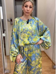 Floral printed κίτρινη-σιελ μακρυμάνικη σατέν μπλούζα σε φαρδιά γραμμή, ρεγκλάν μανικοκόλληση, ανοιχτή στρογγυλή λαιμόκοψη και κλείσμο με κουμπί ψηλά στην πλάτη Innocent