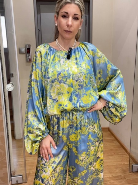 Floral printed κίτρινη-σιελ μακρυμάνικη σατέν μπλούζα σε φαρδιά γραμμή, ρεγκλάν μανικοκόλληση, ανοιχτή στρογγυλή λαιμόκοψη και κλείσμο με κουμπί ψηλά στην πλάτη Innocent