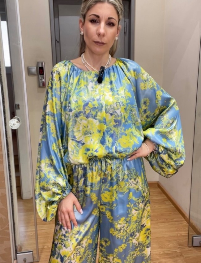 Floral printed κίτρινη-σιελ μακρυμάνικη σατέν μπλούζα σε φαρδιά γραμμή, ρεγκλάν μανικοκόλληση, ανοιχτή στρογγυλή λαιμόκοψη και κλείσμο με κουμπί ψηλά στην πλάτη Innocent