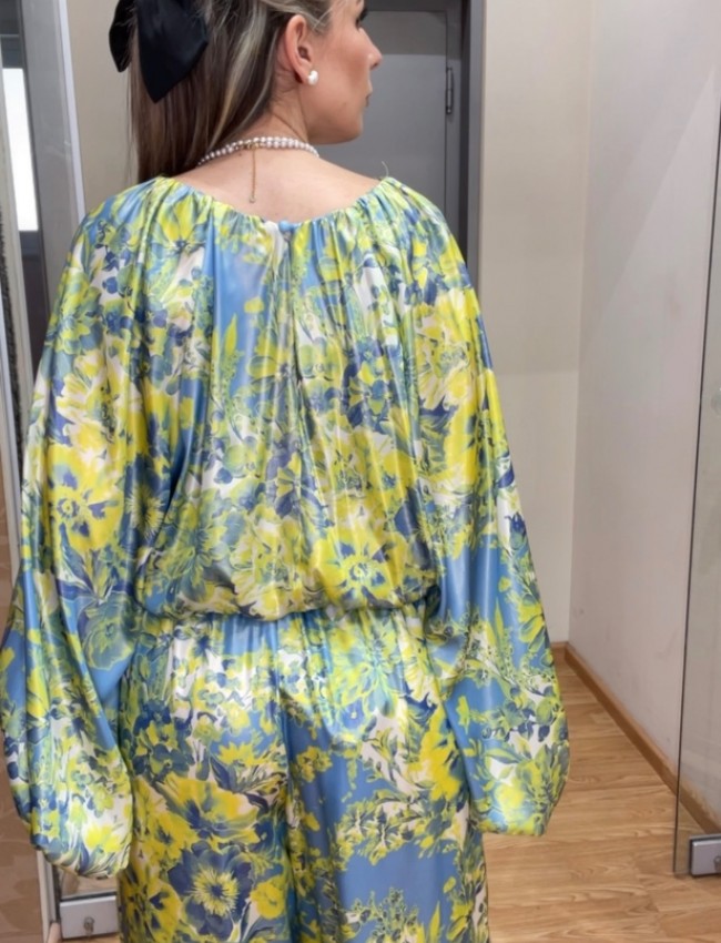 Floral printed κίτρινη-σιελ μακρυμάνικη σατέν μπλούζα σε φαρδιά γραμμή, ρεγκλάν μανικοκόλληση, ανοιχτή στρογγυλή λαιμόκοψη και κλείσμο με κουμπί ψηλά στην πλάτη Innocent