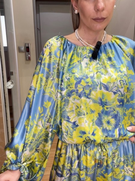 Floral printed κίτρινη-σιελ μακρυμάνικη σατέν μπλούζα σε φαρδιά γραμμή, ρεγκλάν μανικοκόλληση, ανοιχτή στρογγυλή λαιμόκοψη και κλείσμο με κουμπί ψηλά στην πλάτη Innocent